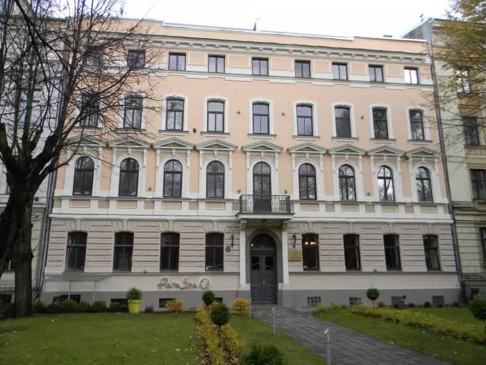 Vēsturiskās fasādes atjaunošana Kalpaka bulvārī 9, Rīgā
